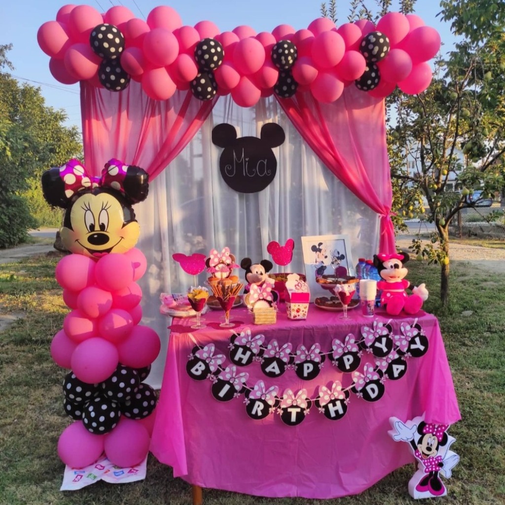 Декорација со балони и слатка маса со тема Minnie Mouse