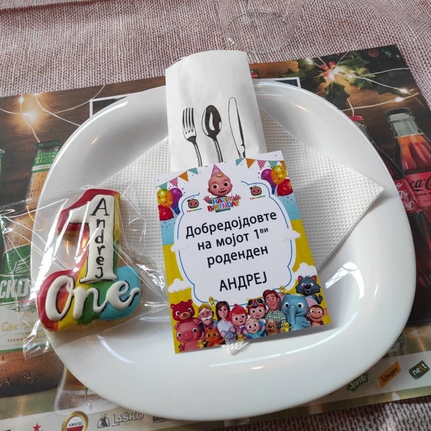 Cocomelon декорација со балони и слатка маса за прв роденден