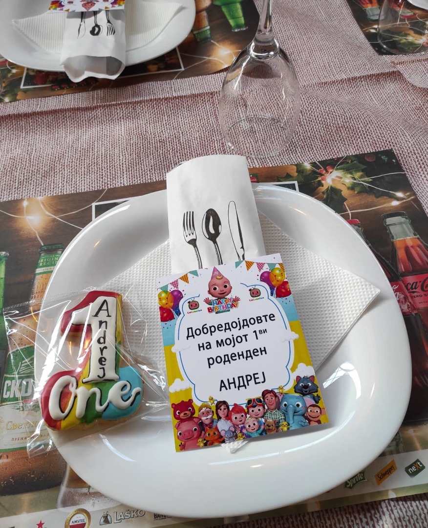 Cocomelon декорација со балони и слатка маса за прв роденден